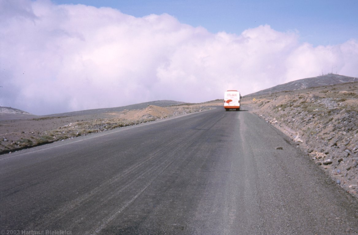 Da fährt der Bus, nun sind wir alleine mit unseren Fahrrädern