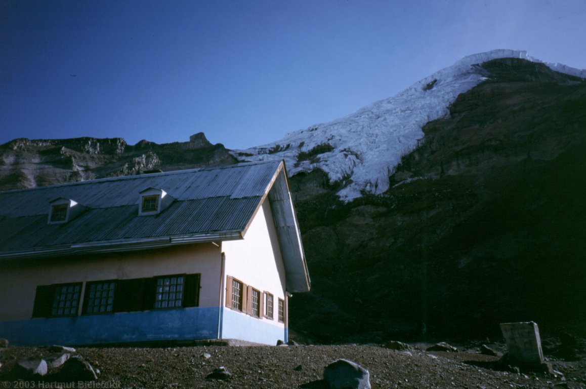 Soon we reach Refugio Whymper at 5000 m.