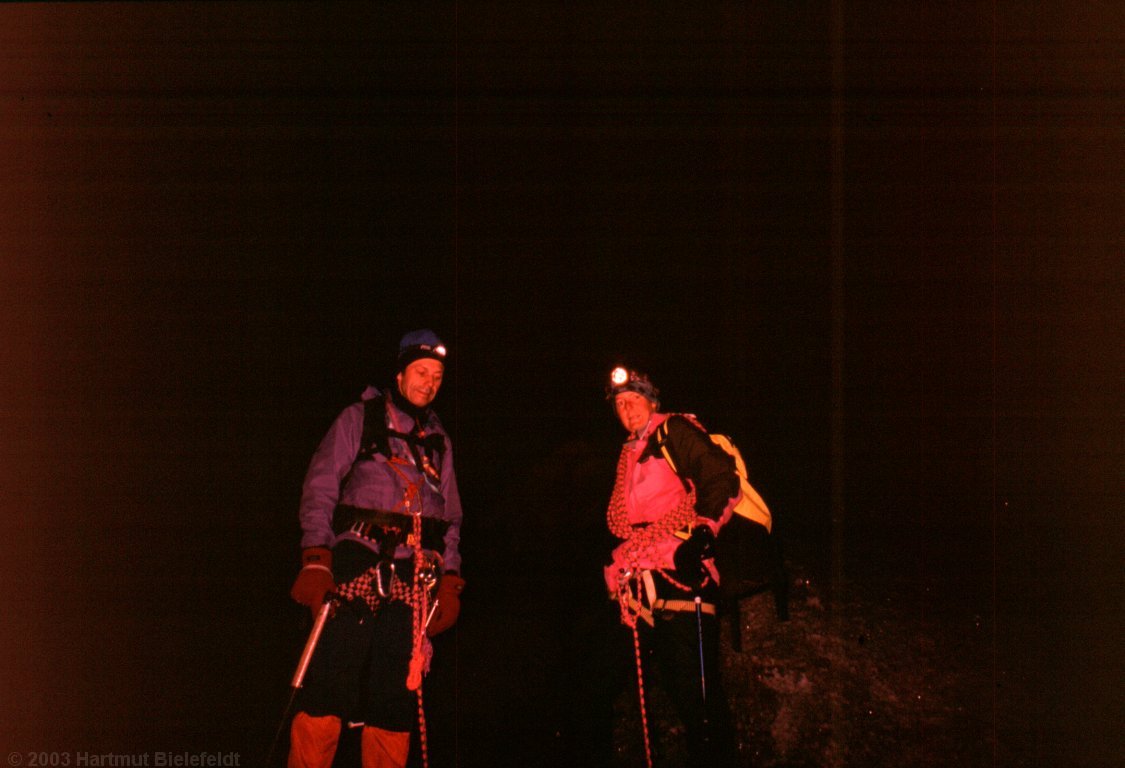 Unser höchster Punkt auf 5510 m. Die Bedingungen werden nicht besser: nur hartes, schuttbedecktes Eis.