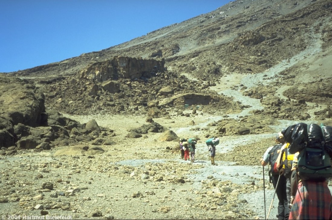 Today´s destination is under the right, smaller rock wall