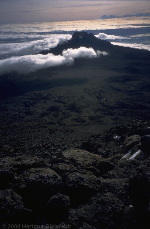 Blick hinunter zum Mawenzi und zur Kibo Hut (rechts der Bildmitte)