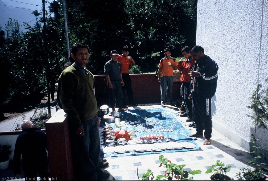 In Joshimath wird das Expeditionsgeschirr sortiert