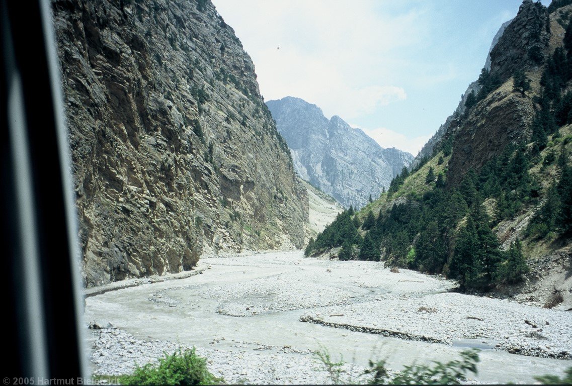 Die Straße führt direkt neben dem Fluss durch die Schlucht