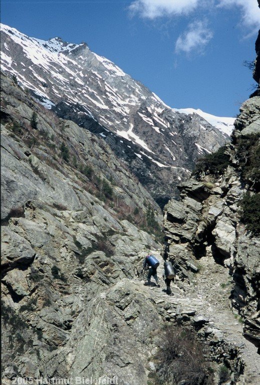 Träger in der Schlucht