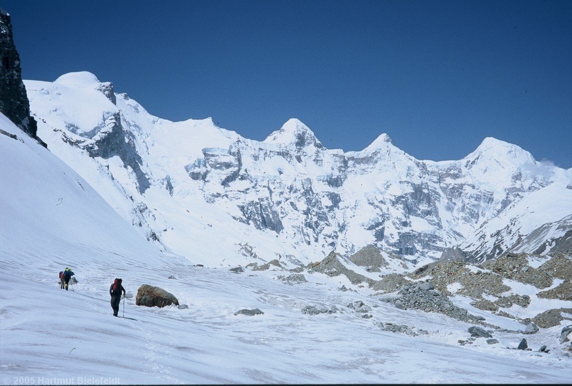 Eindrucksvolle Berggestalten umrahmen unser Tal