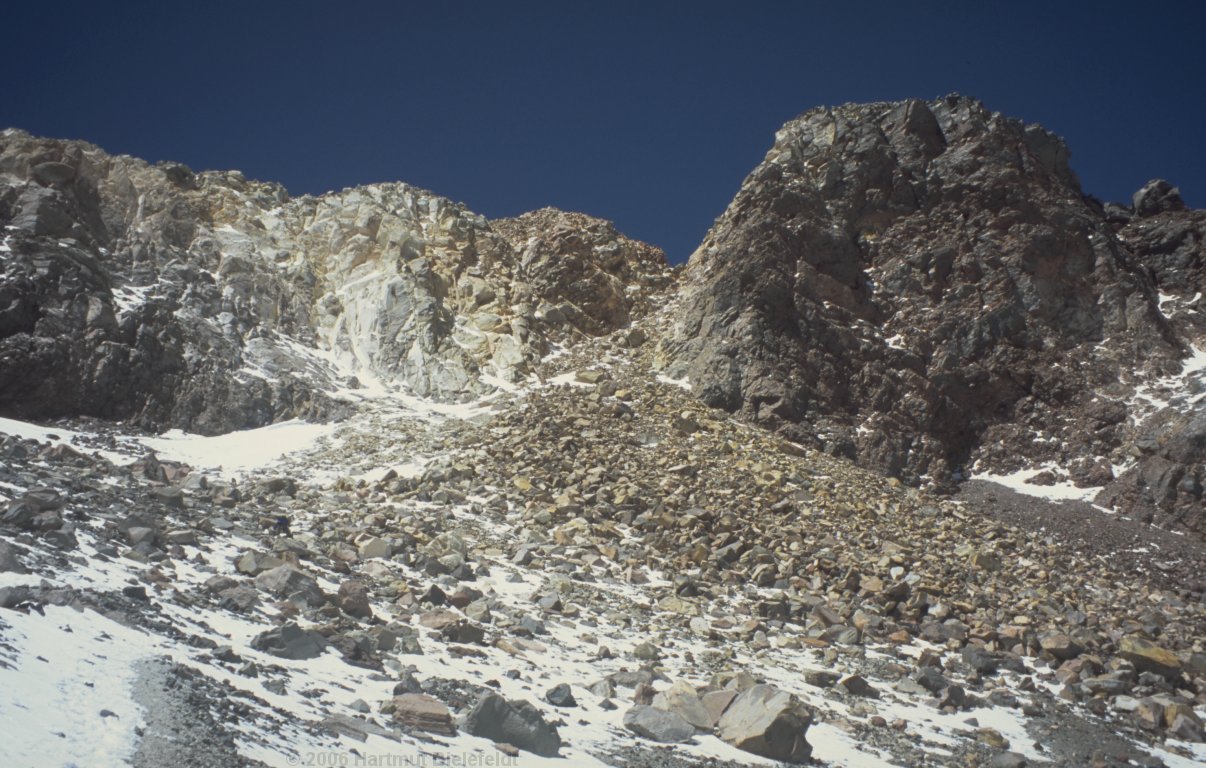 The ascent leads through the couloir between the two summits