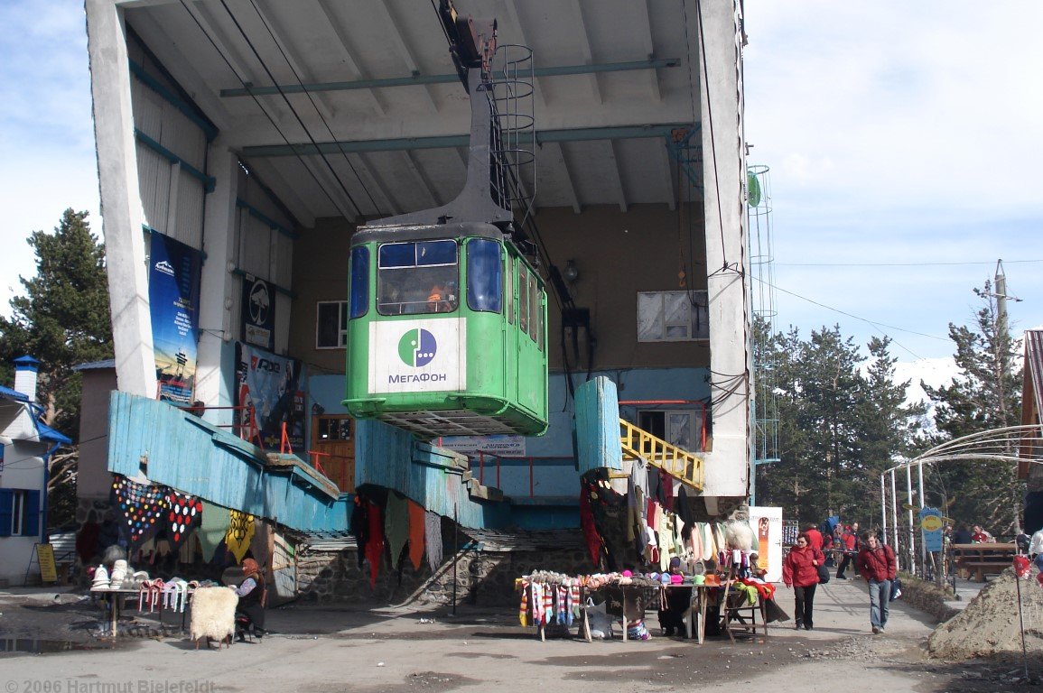 Die Seilbahn von Azau ist von einem Bazar umringt