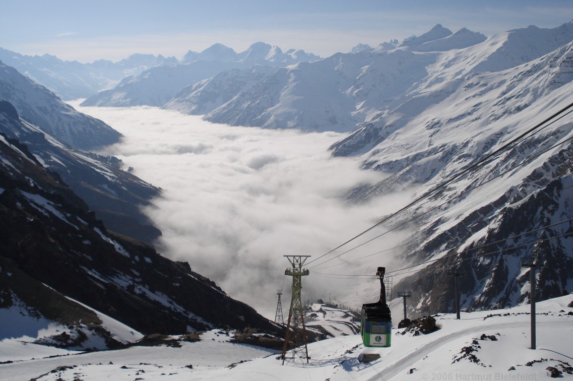 Das Baksan-Tal liegt im Nebel, als wir an der Mittelstation ankommen.