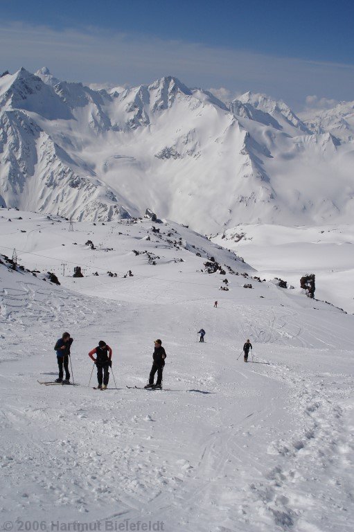 Wir machen uns per Ski auf den kurzen Weg zu den Tonnen.