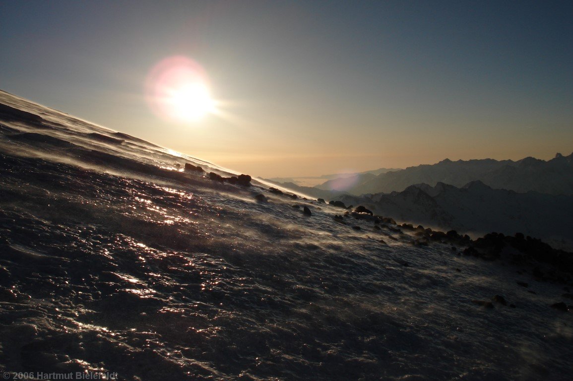 In der Sonne ist es etwas angenehmer, bleibt aber windig und kalt.