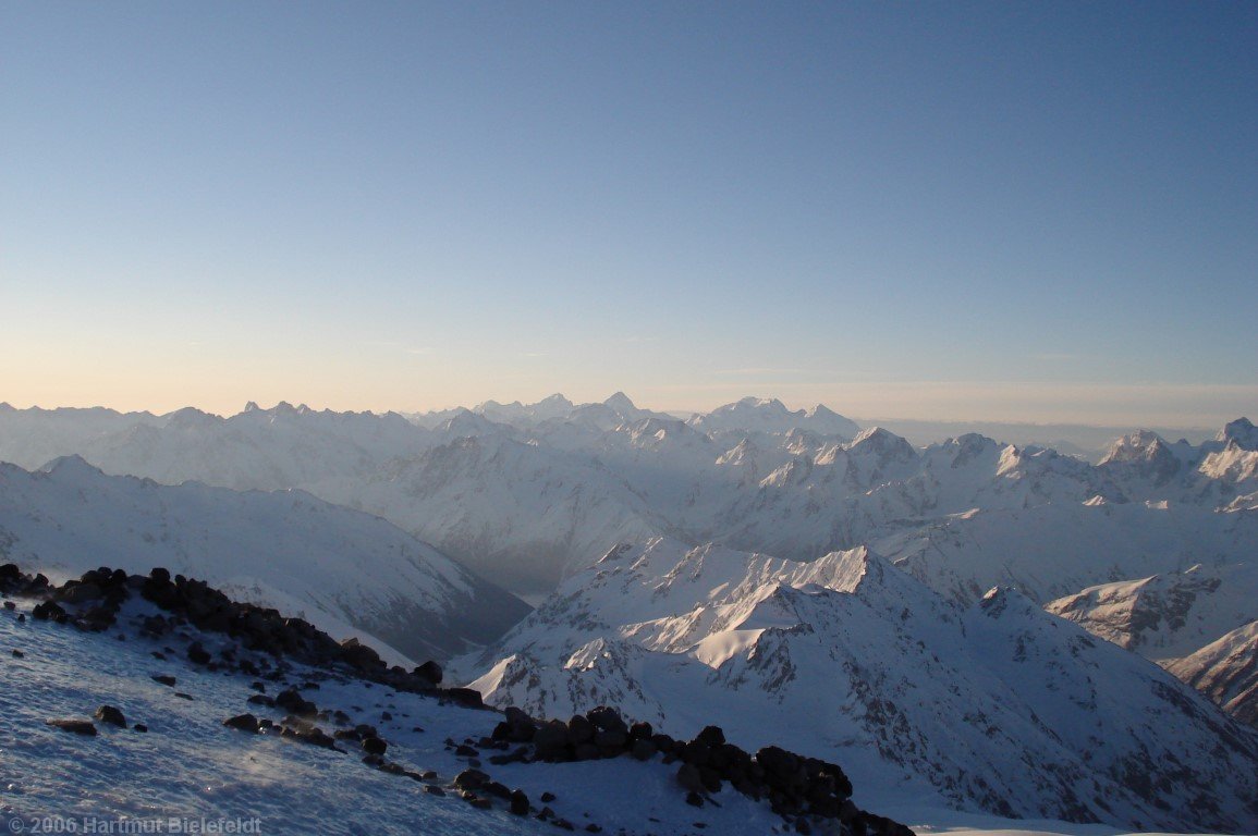 In der Ferne sieht man die hohen Berge des Hauptkamms, auch 5000er.