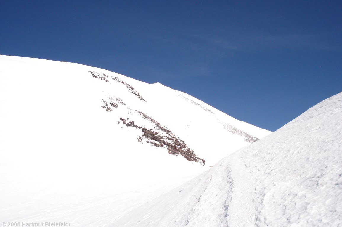 Soon the saddle is reached, but the west summit cannot be seen from here