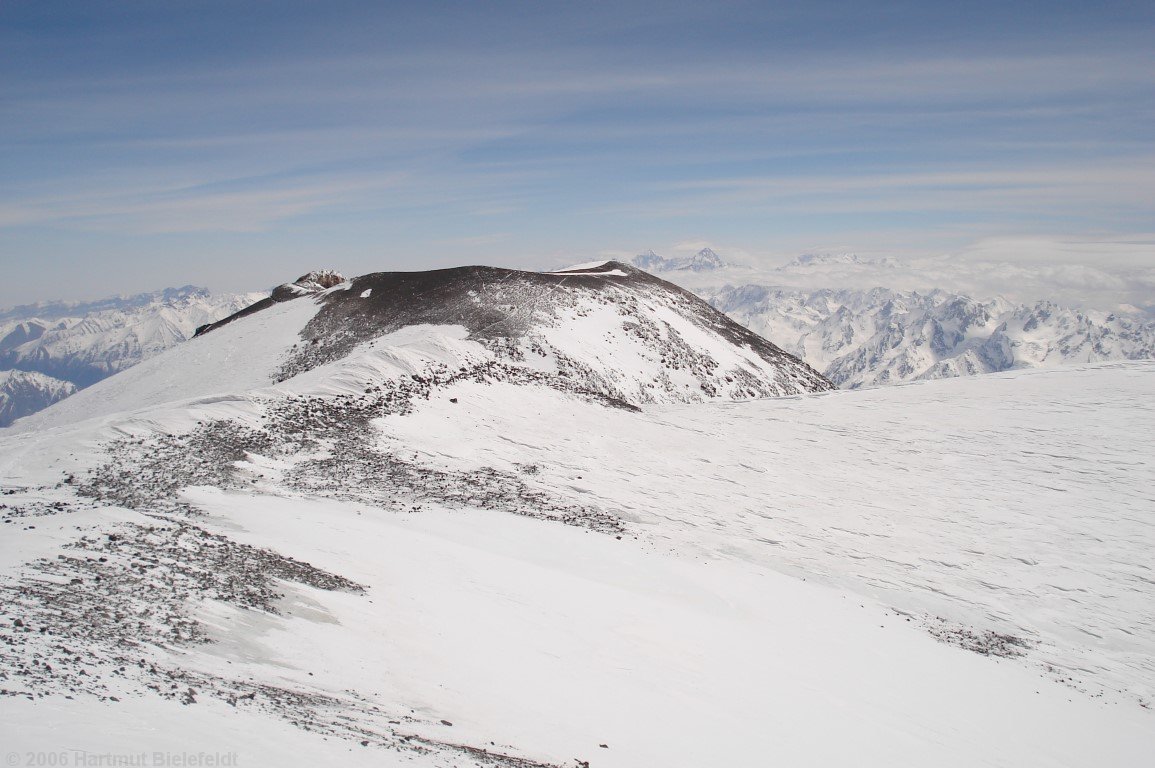 The east summit (5621 m) is more evidently a volcano than the west summit