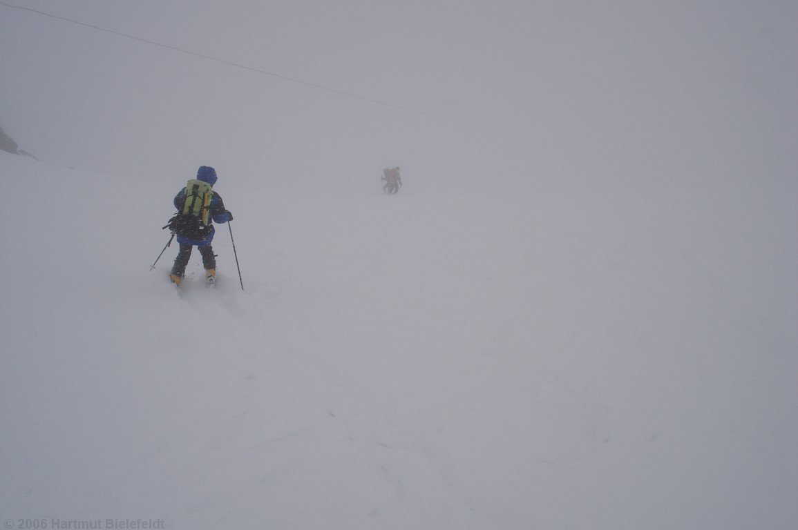 Abfahrt im Nebel.