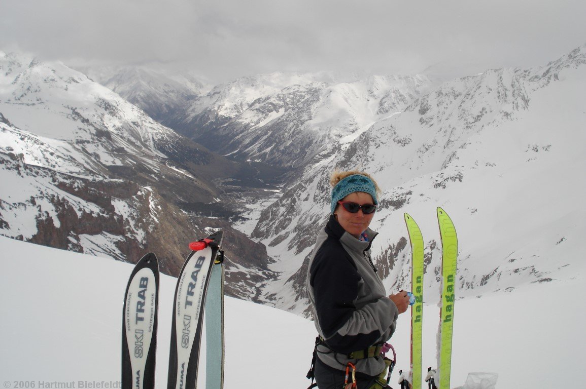 Am Echo Voiny Pass (3349 m), das Baksan-Tal und Azau liegen unter uns