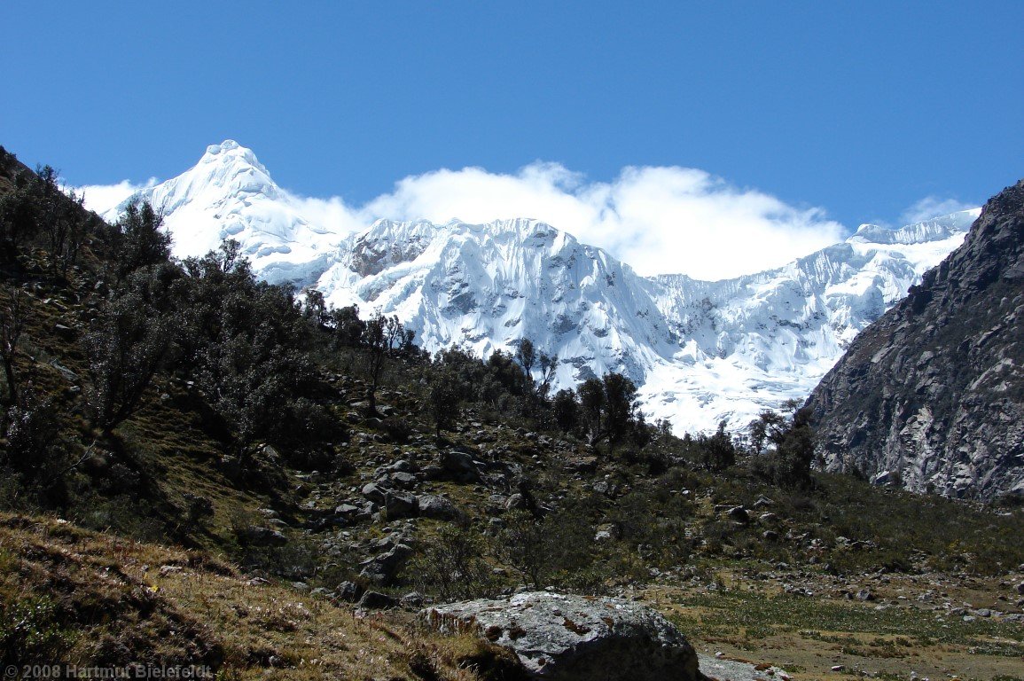 Quebrada Ishinca, hinten der Tocllaraju (6032 m)