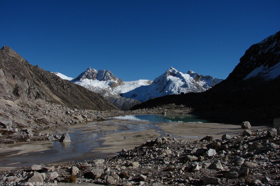 bei ca. 4900 m; gegenüber die Urus-Gipfel