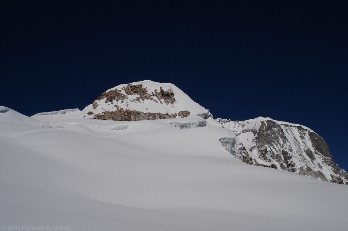 The way to the Ishinca summit does not look difficult (and isn´t, too.).