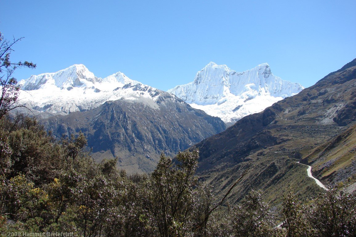 We climb towards Chopicalqui. Across the valley Pisco Oeste and Chacraraju