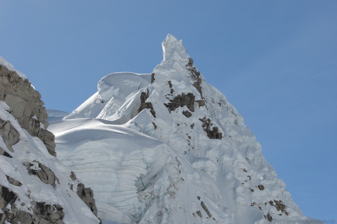 ein wildes Fels- und Schneegebilde am Grat zum Pisco...