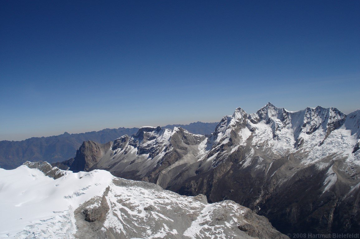 Behind Caraz and Agujas Nevadas lies Cordillera Negra, free of snow.