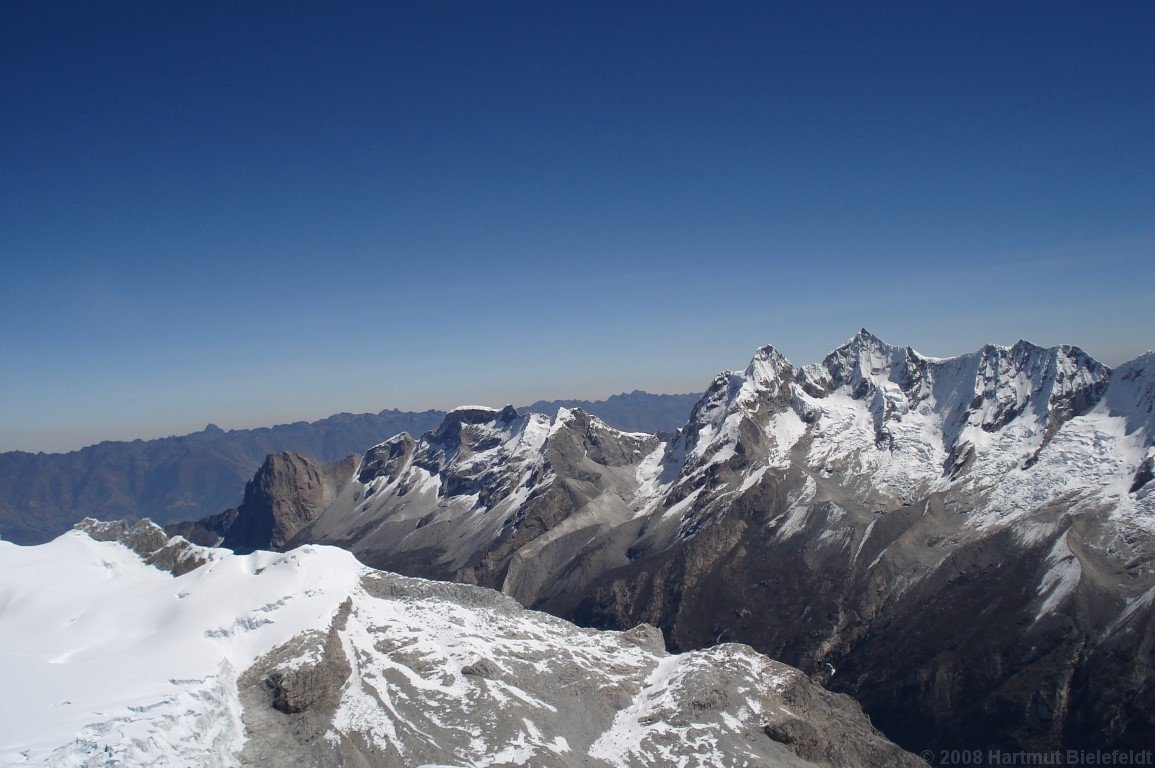 Hinter Caraz und Agujas Nevadas liegt die schneefreie Cordillera Negra