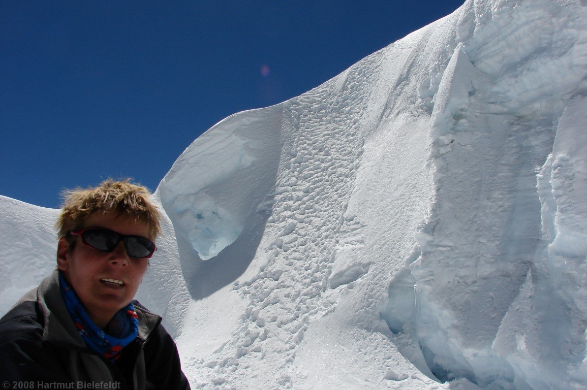 The slope is about 50° steep, but the snow is good and therefore there is no difficulty.