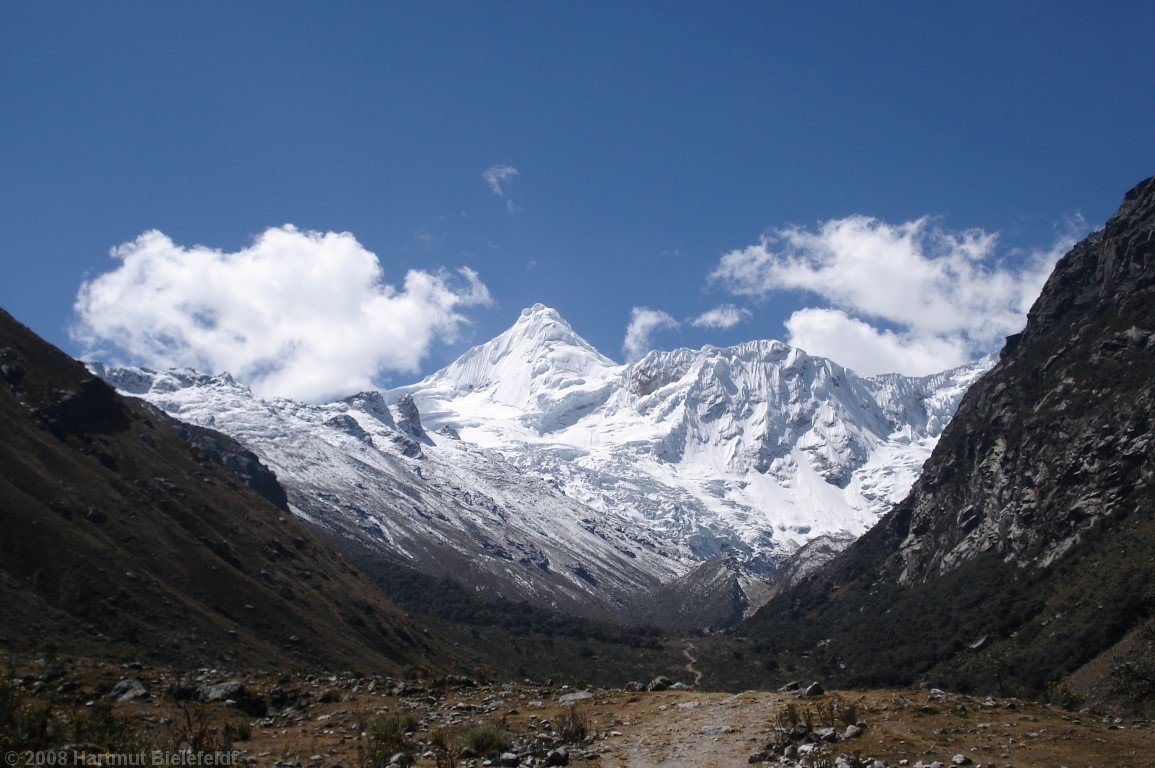 Quebrada Ishinca. Since two weeks ago, there is more snow in the scree.