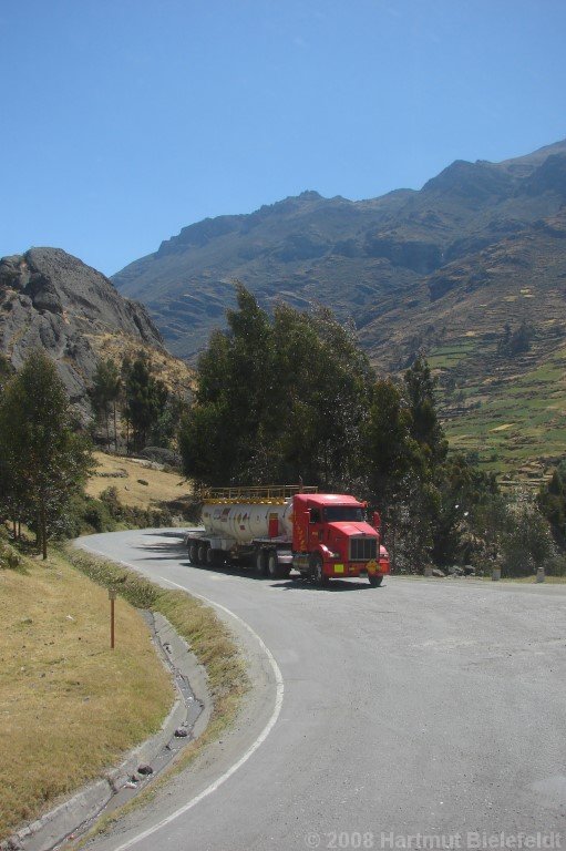The road leads from 4000 meters altitude down to sea level