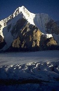 Pik Maxim Gorki (6050 m) direkt über dem Basislager