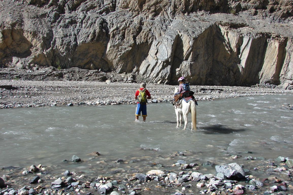Nina kommt trocken �ber den Fluss...