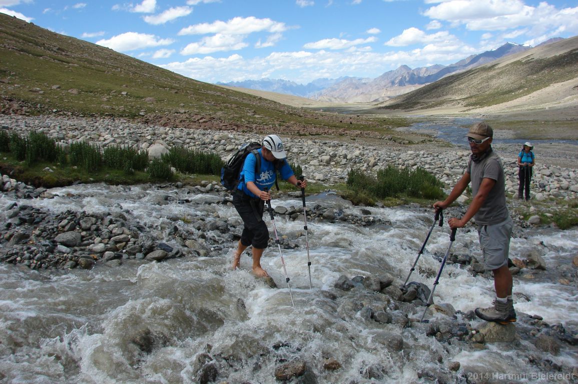 Doch noch nasse F��e auf dem Weg ins Basislager