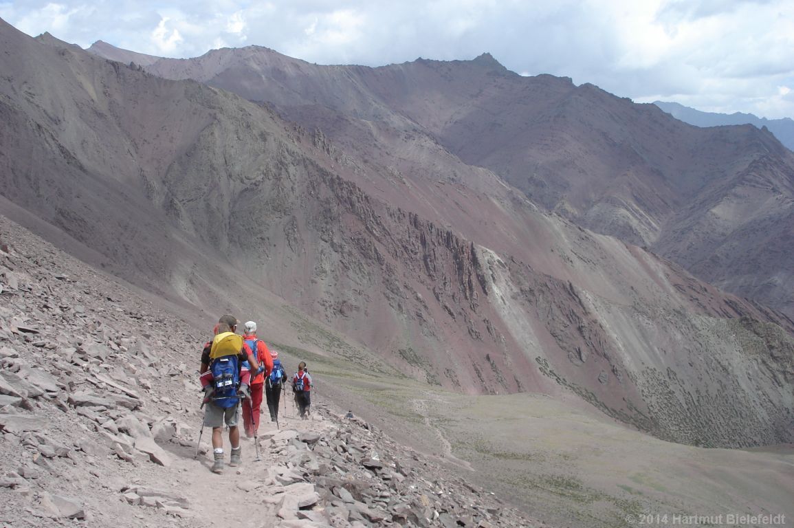 Der Weg f�hrt steil bergab