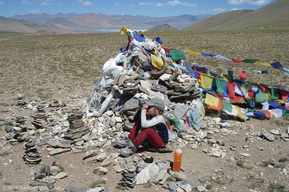 Nina beobachtet die R�ckkehr der Gipfelst�rmer.