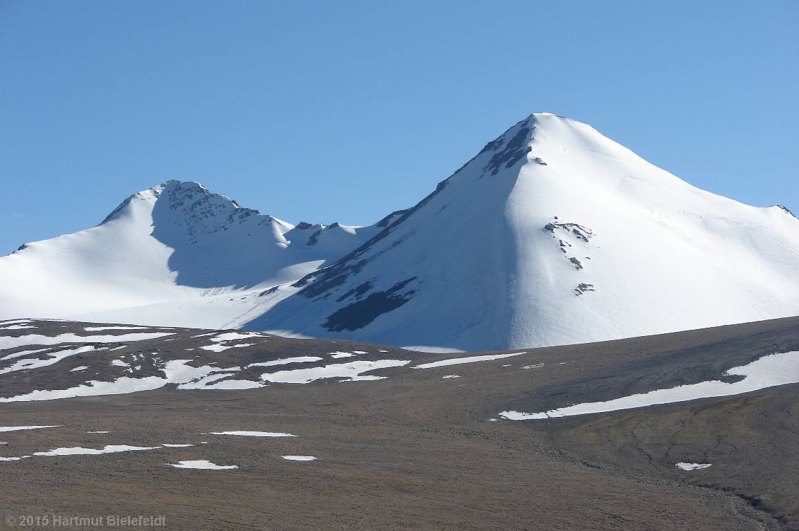 Pyramide und ihr linker Nachbar, vermutlich fast gleich hoch