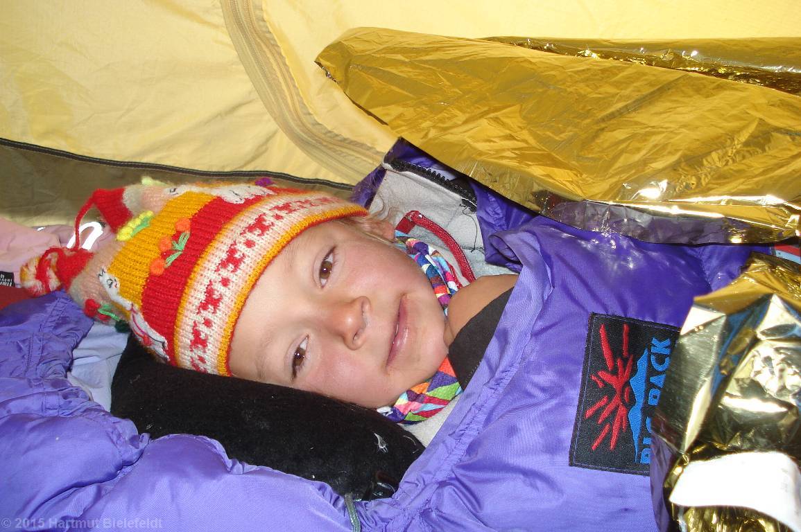 Nina ist dick in ihrem Schlafsack eingepackt.