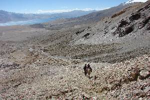 After Yalung Nyau La, the trail descends steeply