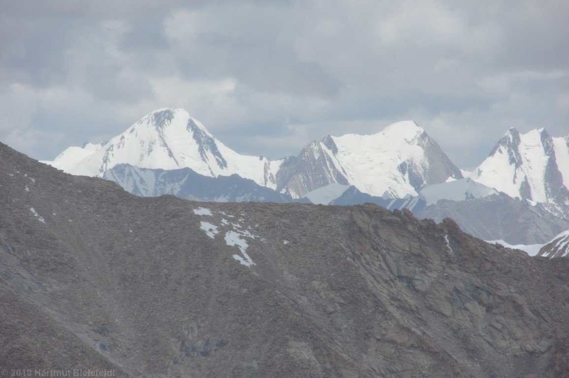 andere Berge im Ostnordosten, wahrscheinlich schon im Karakorum