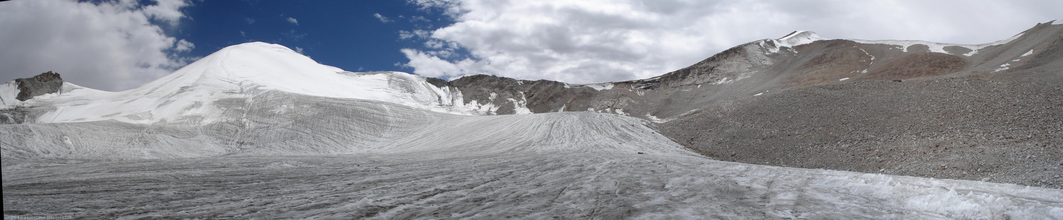 Rückblick vom Gletscher auf Kangsalmathug und SE-Gipfel (links)