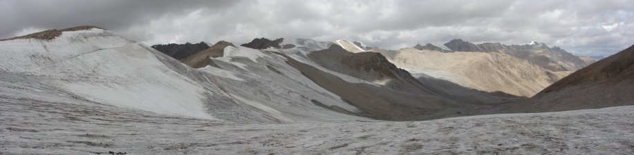 Kurz vor dem Pass: Die Berge sind fast alle gleich hoch. Rechts der Sahib Chera.