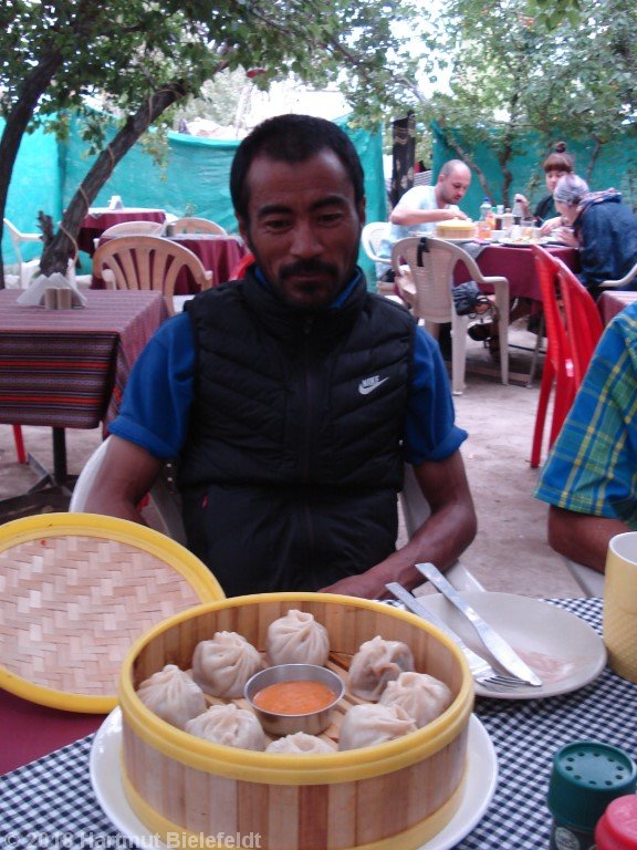 Norbu wählt Momos zum Abendessen, sie werden in dieser Form gedünstet