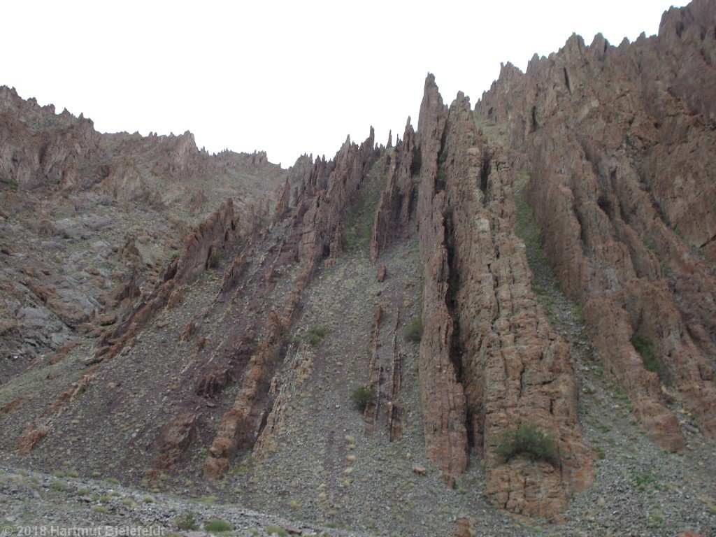 überall Felsen wie hochgestellte Buchseiten