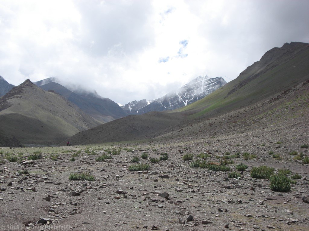 Erster Blick auf den Stok Kangri (rechts)