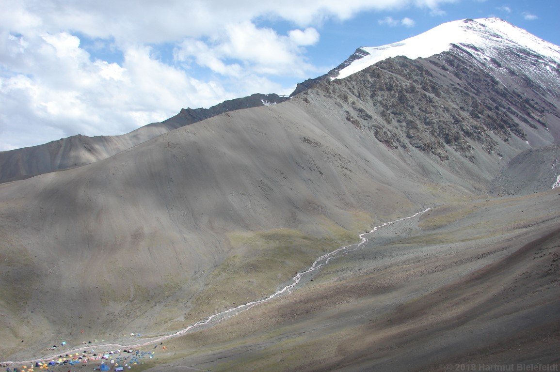 Basislager mit dem Pyramide Peak (5930 m)