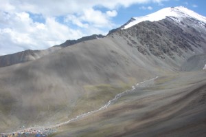 Basislager mit dem Pyramide Peak (5930 m)