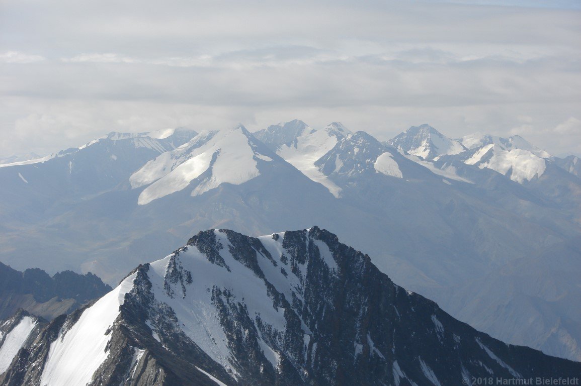 Kang Yatze (in Wolken), den Dzo Jongo East links davon (Ladakh 2014) kann man erkennen