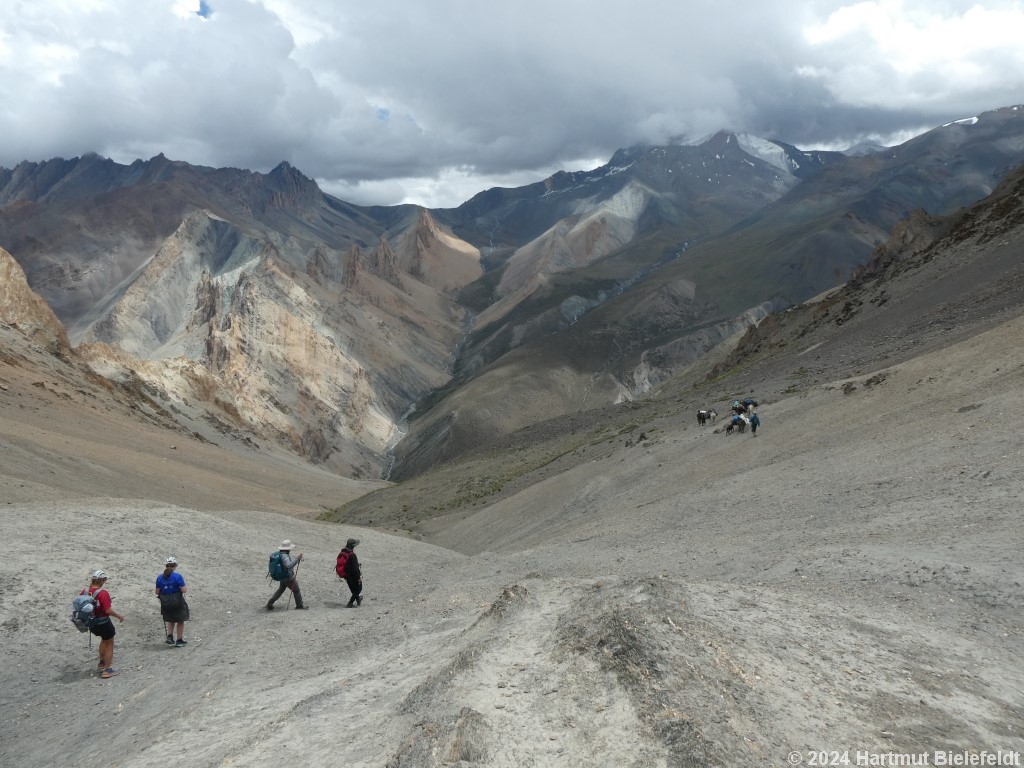 In the background, the next pass, tomorrow´s stage.
