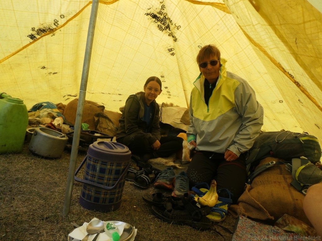 In the shepherd´s tent, we can wait for the camp to be set up.