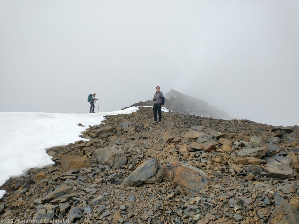 At the glacier rest, the ridge flattens out