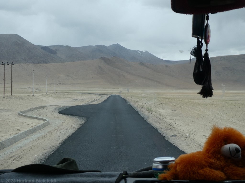 Road to Pologongka La: totally neu, but quite narrow